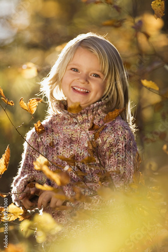 Foto: Young girl playing outdoors Young girl playing outdoors