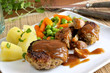 Frikadellen mit Erbsen und Wurzeln