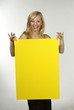 Foto: blond frau tafel gelb schwarz kleid blond frau tafel gelb schwarz kleid