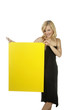 Foto: blond frau tafel gelb schwarz kleid blond frau tafel gelb schwarz kleid