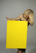 Foto: blond frau tafel gelb schwarz kleid blond frau tafel gelb schwarz kleid