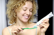 Ragazza si lava i denti