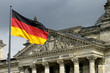 Fahne vor dem Reichstag in Berlin