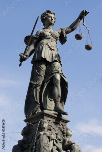 Foto: Statue of Lady Justice in Frankfurt Statue of Lady Justice in Frankfurt