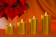 Weihnachtsstimmung mit goldenen Kerzen