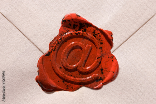 Foto: Briefumschlag mit E-mail Zeichen Briefumschlag mit E-mail Zeichen