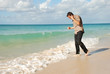 jeune Homme heureux marchant dans l'eau jeune Homme heureux marchant dans l'eau