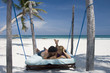 Photo en ligne au meilleur prix Couple kissing on a tropical beach
