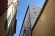 Rue étroite avec ciel bleu, Marseille, France. Rue étroite avec ciel bleu, Marseille, France.