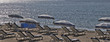 plage transats parasols bleus pano
