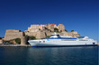Ferry rapide amarré devant la citadelle de Calvi
