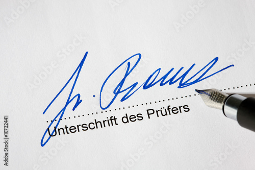 Unterschrift des Prüfers auf einem Dokument nach einer Prüfung