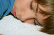 adolescent endormi sur son cahier
