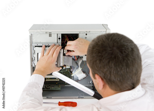 Computerfachmann bei der Arbeit