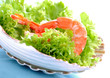 frische garnelen auf salatbett garniert
