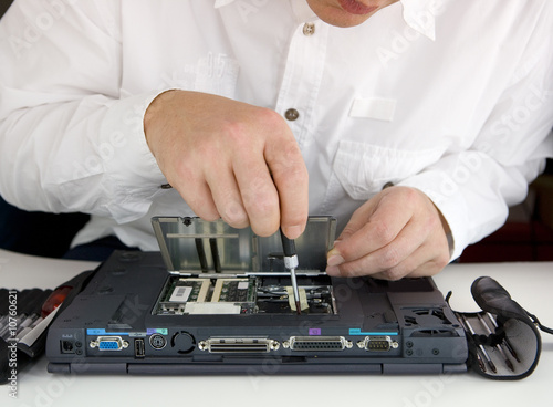 EDV-Techniker bei der Arbeit