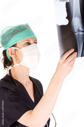 Foto: Young adult female doctor examining an x-ray Young adult female doctor examining an x-ray