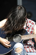 cheveux longs à la guitare