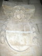 Médaillon de pierre vierge avec tête de femme sculptée.