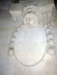 Médaillon de pierre vierge avec tête de femme sculptée.
