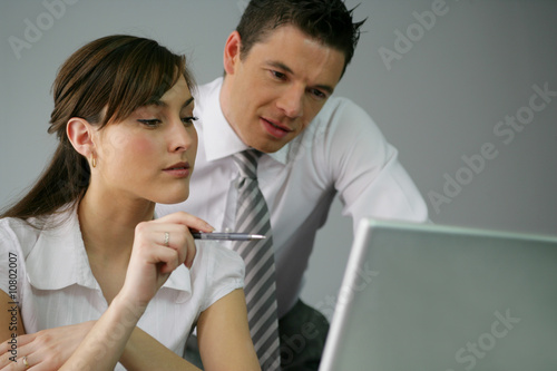 Directeur commercial et assistante au bureau