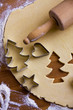Plätzchen für Weihnachten werden gebacken