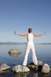 Mujer Meditando al lado de un Lago