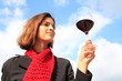 Junge Frau verkostet einen Rotwein, Barolo, Piemont, Italien
