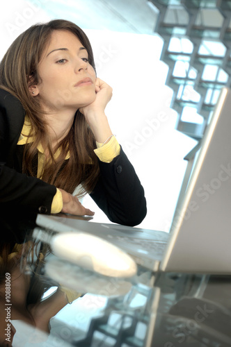 Foto: Young businesswoman looking at laptop Young businesswoman looking at laptop