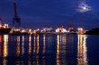 Containerschiffe bei Nacht