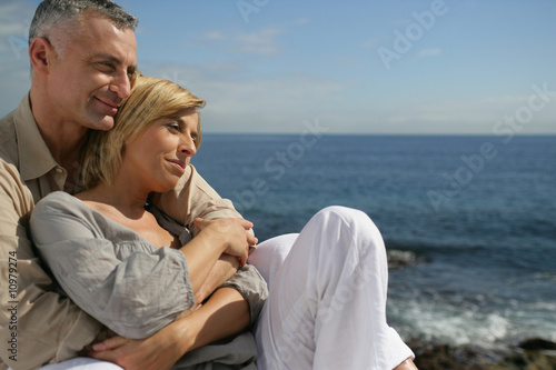 Photo : Couple enlacé face à la mer Couple enlacé face à la mer