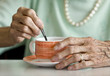 main de grand mère avec café