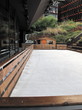 Patinoire blanche avec cabane en bois.