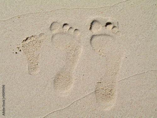 Photo : empreintes de pied sur le sable blanc empreintes de pied sur le sable blanc