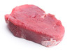 Eine Scheibe rohes Fleisch seilich von oben
