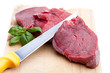 Küche: rohes Fleisch mit Messer