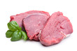 Drei Scheiben rohes Fleisch auf weiß mit Garnierung