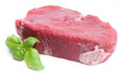 Ein rohes Steak von vorne mit Garnierung