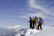 Eine Gruppe Skifahrer am Gipfel