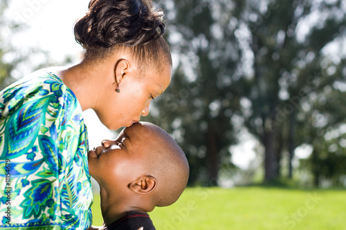 Foto: african mother kissing her child boy african mother kissing her child boy