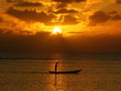 PECHEUR MALGACHE EN PIROGUE