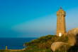 paysage de Bretagne - image d'un phare breton et ciel bleu
