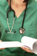 Doctor con fonendoscopio leyendo  un informe