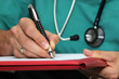 Doctor escribiendo