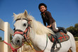 fillette sur son shetland