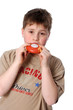Asthmakranker Junge mit einem Medikamentendiskus