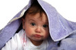 portrait de bébé fille sous une serviette