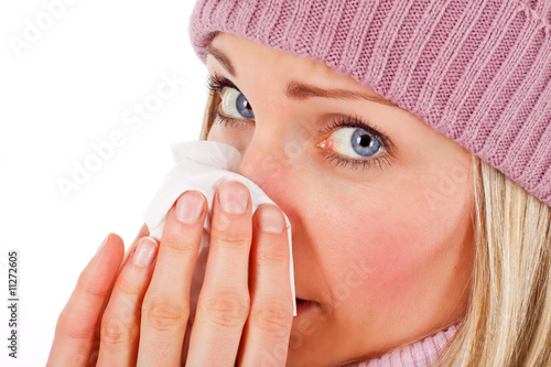 Foto: blonde girl blowing nose (isolated) blonde girl blowing nose (isolated)