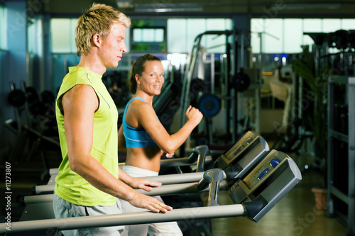 Photo: Auf dem Laufband trainieren im Fitnessstudio Auf dem Laufband trainieren im Fitnessstudio