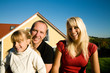 Familie vor dem Haus